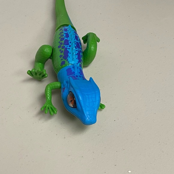 Robo Alive Lurking Lizard series - Blue and Green - Picture 7 of 14